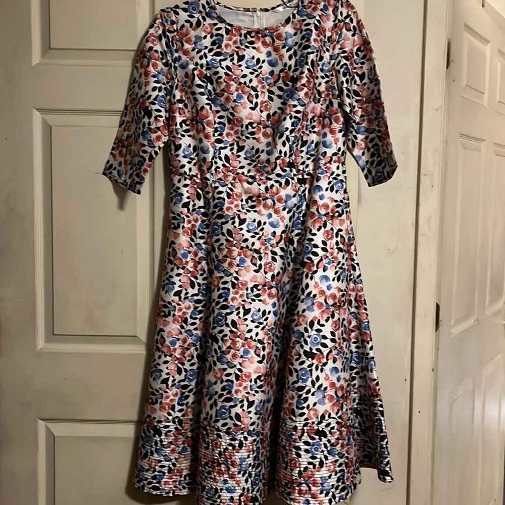 Floral dress midi in length elbow length sleeves the tail has special detail